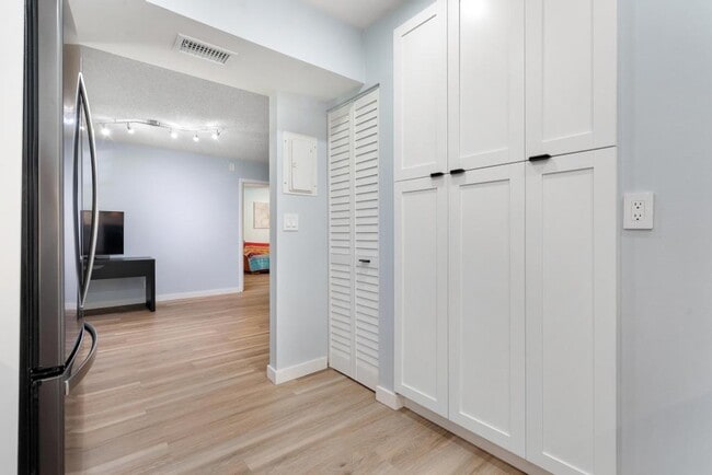 Building Photo - 124 Lake Constance Dr