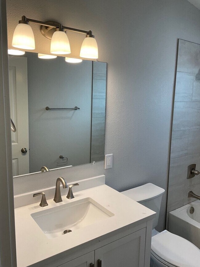 Building Photo - Nicely remodeled 1bd apt close to downtown