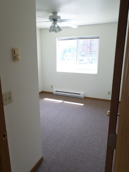 Building Photo - 560 Main St