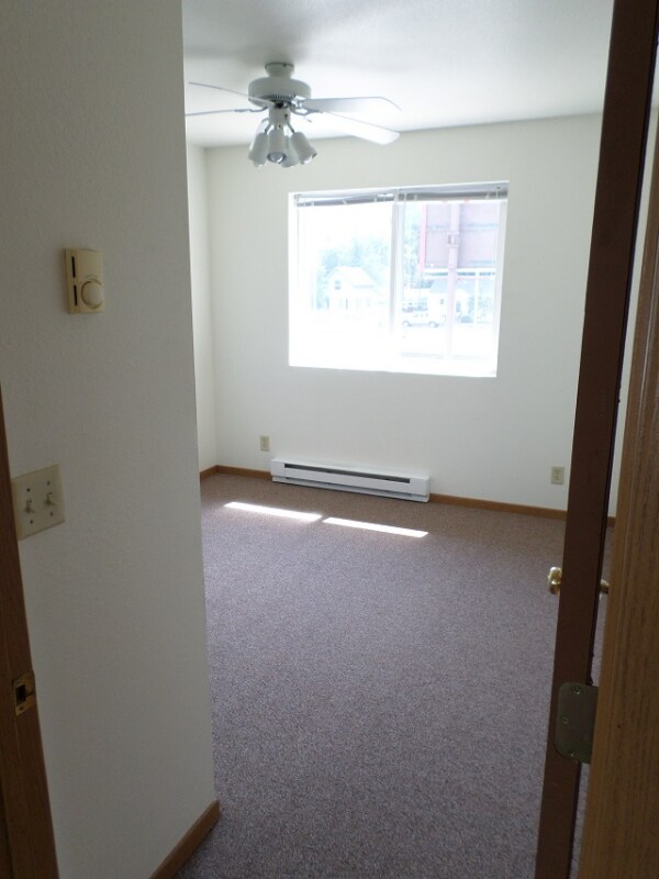 Building Photo - 560 Main St