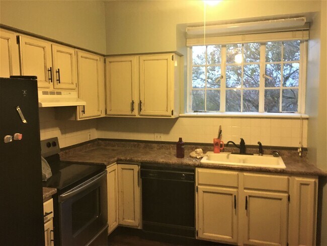 Building Photo - Knoxville 37919 - Rare opportunity to rent a historic European-style Condo with 2 bedrooms and 2 ...