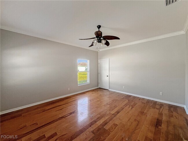 Building Photo - 906 Alfreda Ave