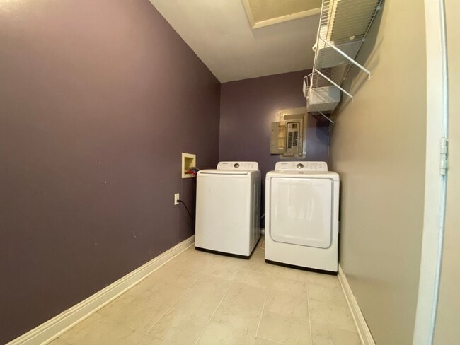 Building Photo - 980 White Cir