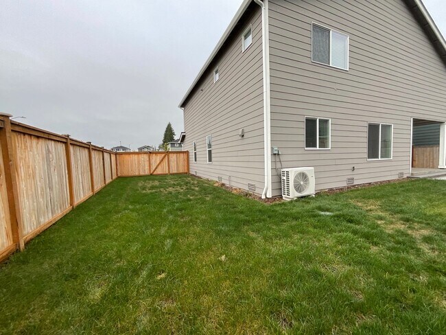 Building Photo - Beautiful 4 Bedroom, 2.5 Bath Home Availab...