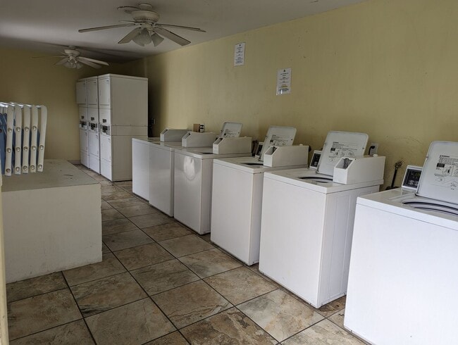Building Photo - Beautiful, recently remodeled 1 bedroom 1 bathroom condo available now - MOVE IN SPECIAL
