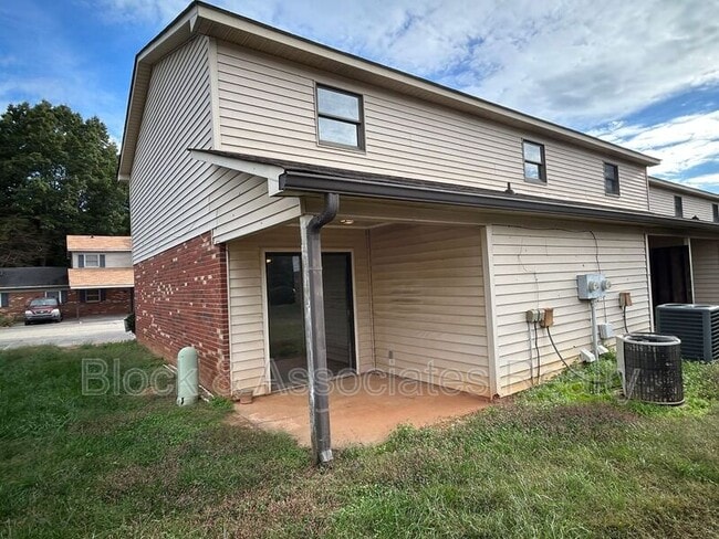Building Photo - 601 Timberline Dr SE