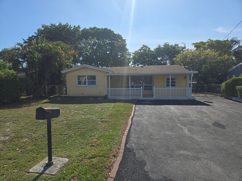 Primary Photo - 2900 Sunshine Blvd