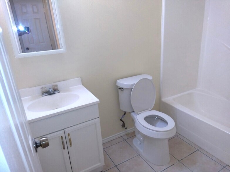 Building Photo - 7660 Oak Chase