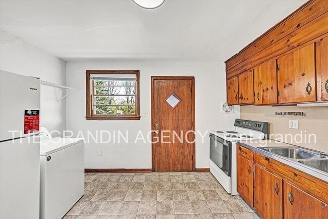 Building Photo - 3203 Roundhill Ave NW