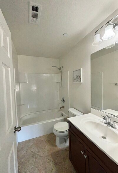 Building Photo - 1415 Calabria St