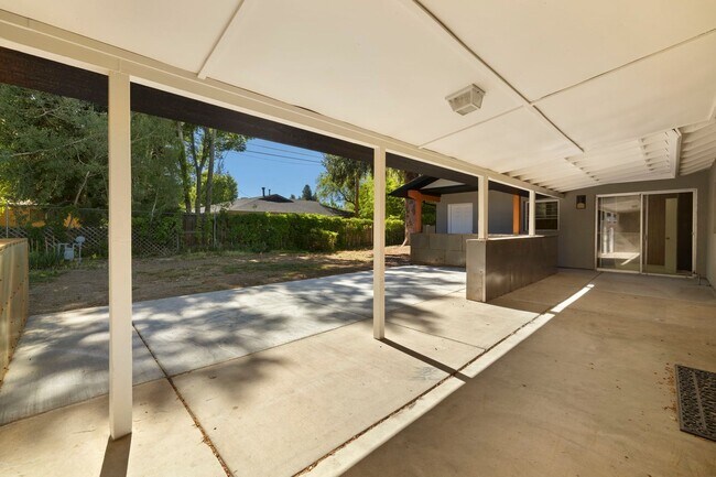 Building Photo - Reburbished 3bd/2ba, 2,275 sq ft home in C...