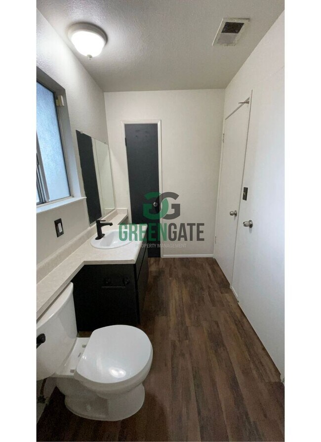 Building Photo - 3517 Woodglen Dr