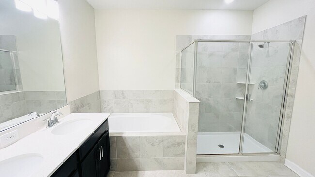 Building Photo - 4 bed 3.5 bath Townhouse In Storey Lake