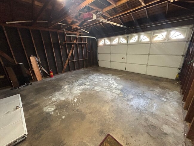 Building Photo - Spacious 2 Bedroom Home with 2 Bonus Rooms