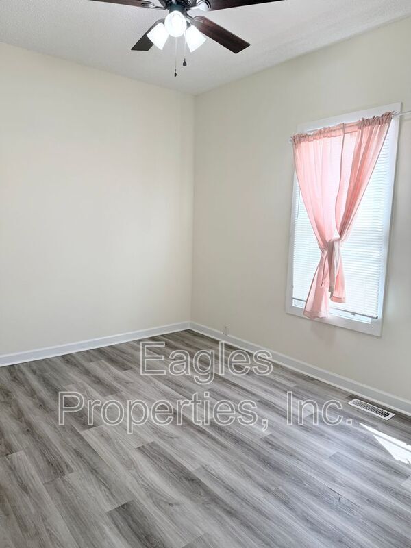 Building Photo - 512 N Pineview Ave