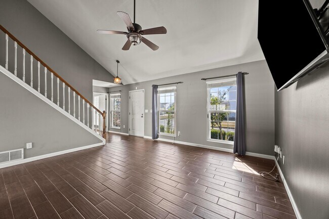Building Photo - 4462 Alameda Dr
