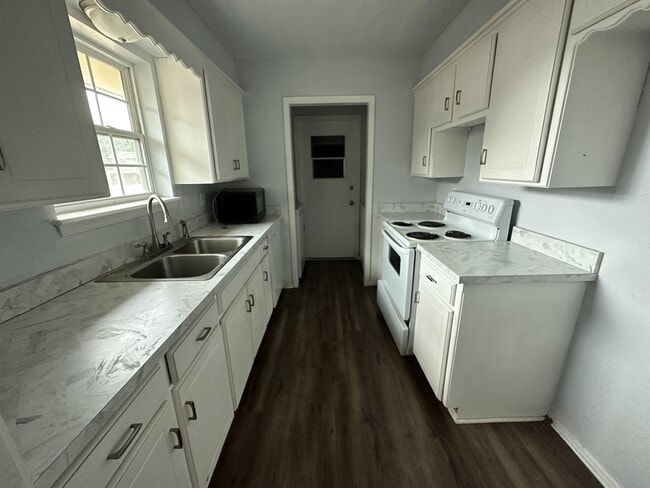 Building Photo - 1912 N Moulton Ct