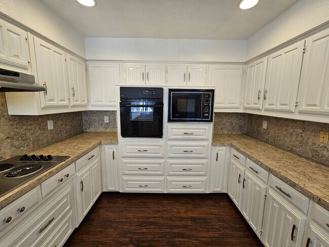 Building Photo - AVAILABLE NOW!