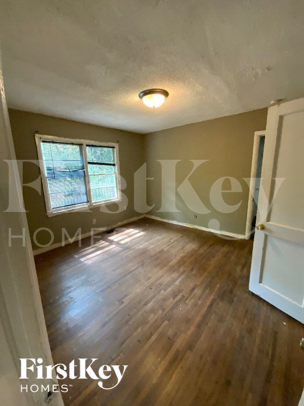 Building Photo - 390 Hillside Dr SW