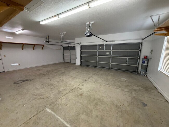 Building Photo - 1174 University Ridge Dr
