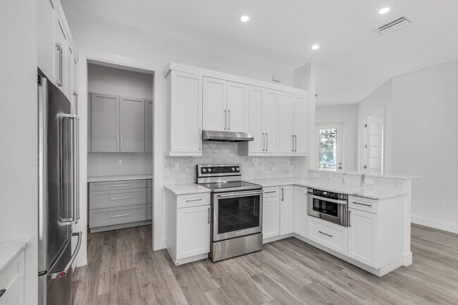 Building Photo - ** SEAHORSE AT CAMBRIA ** 3 BED + DEN - 3....