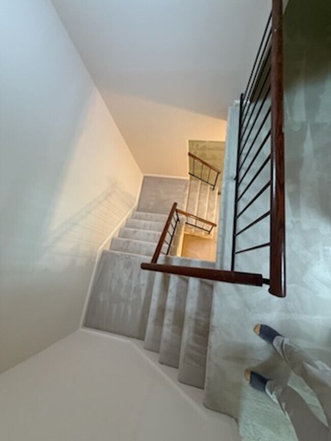 Building Photo - Updated 4BR Townhome!