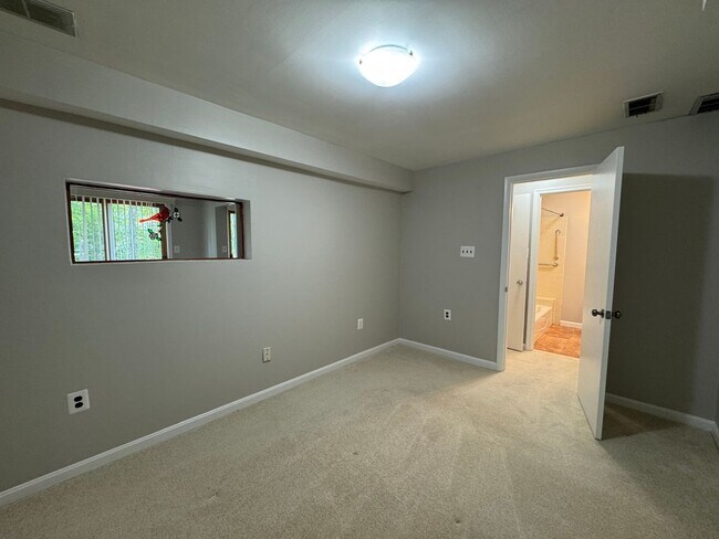 Building Photo - Fantastic 4 Bed 3.5 Bath Townhome With Sun...