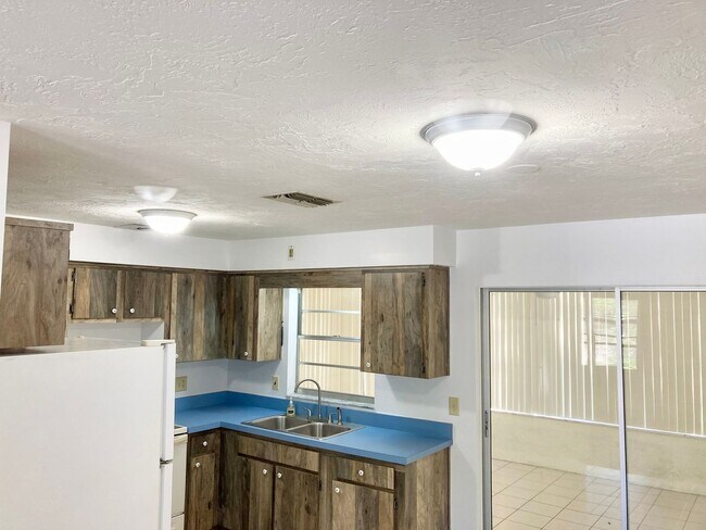 Building Photo - 2 bedroom, 1.5 bath home with carport