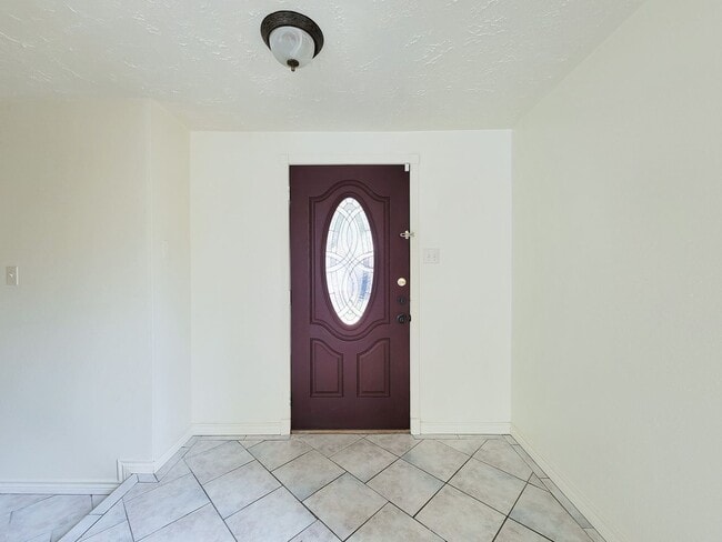 Building Photo - Welcome to this beautiful 2 story, 4 bedroom 2.5 bath home. Spacious living area with high ceilin...