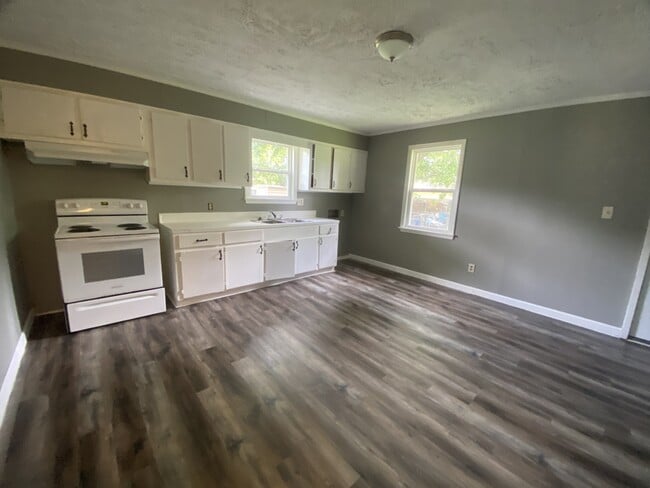 Building Photo - 122 Young St