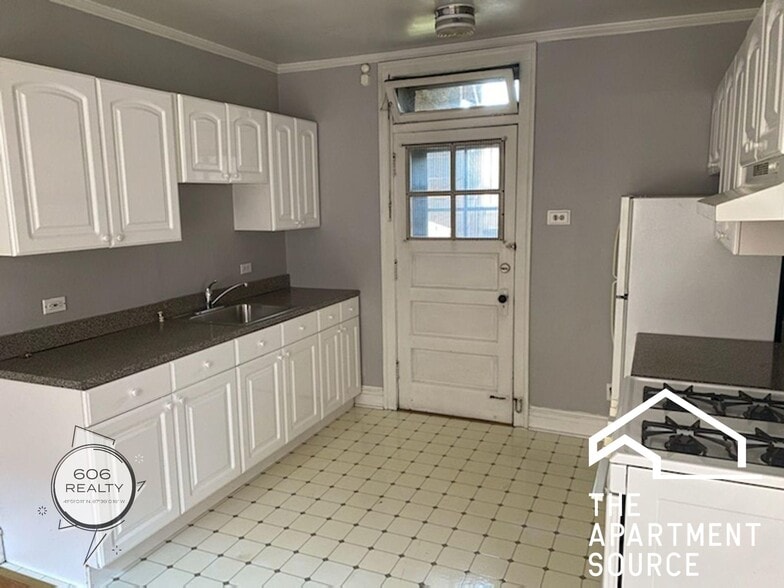 Building Photo - 1333 W Carmen Ave