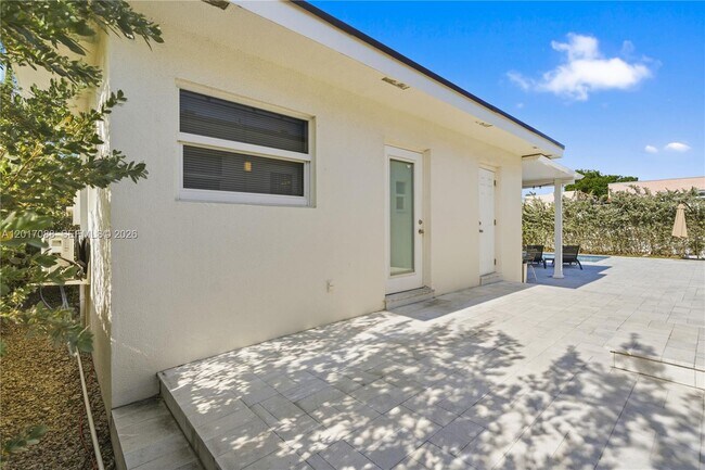 Building Photo - 1639 Van Buren St