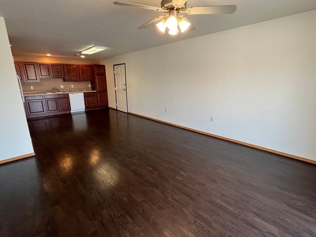 Building Photo - 2 Bed 1 Bath Single Stall Garage