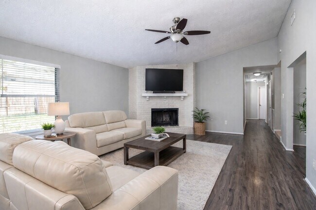 Building Photo - 16210 Cypress Point Dr