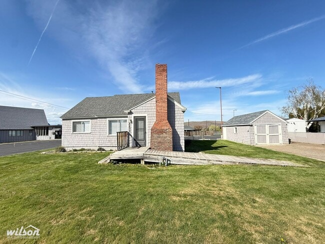 Building Photo - Move-In Ready 3-Bedroom with Fresh Finishes & Basement Space