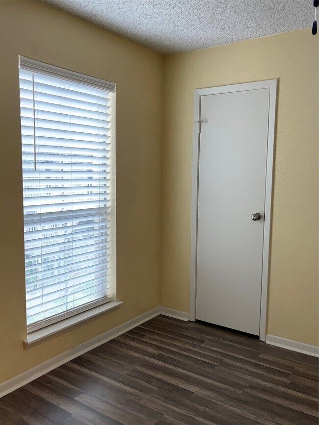 Building Photo - 3919 Fairmont Pkwy