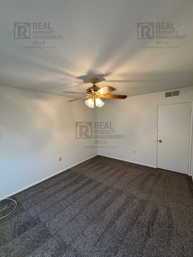 Building Photo - Spacious 3-Bedroom Home with Sunroom & Upg...