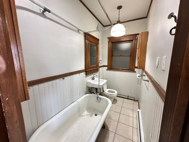 Building Photo - Newly Renovated 3 bedroom/1 bath Apartment!