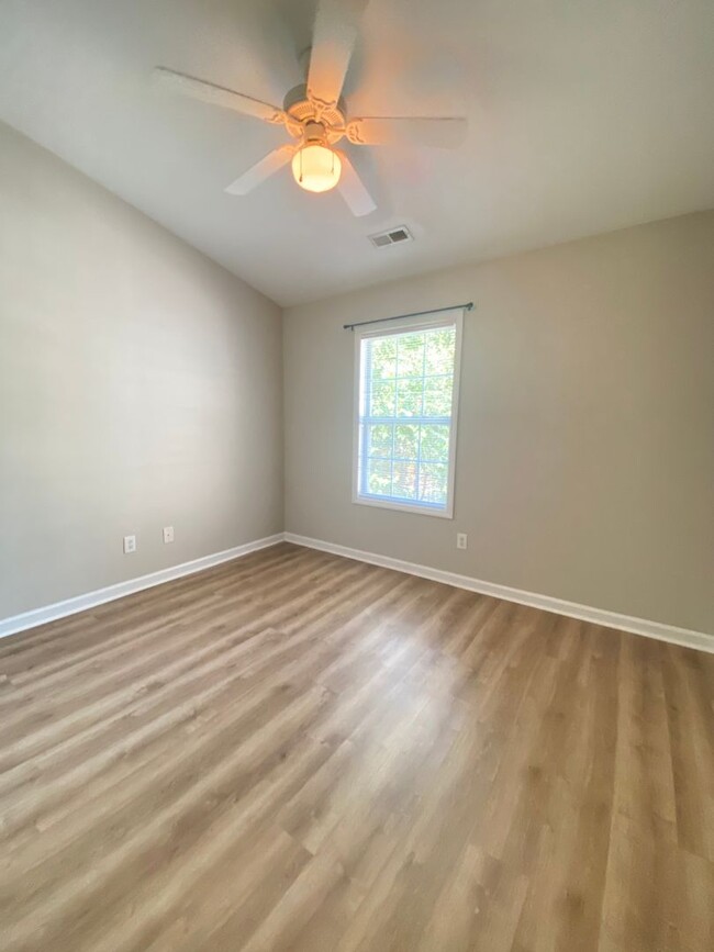 Building Photo - 2 bedroom / 2 bathroom - 3rd floor condo e...