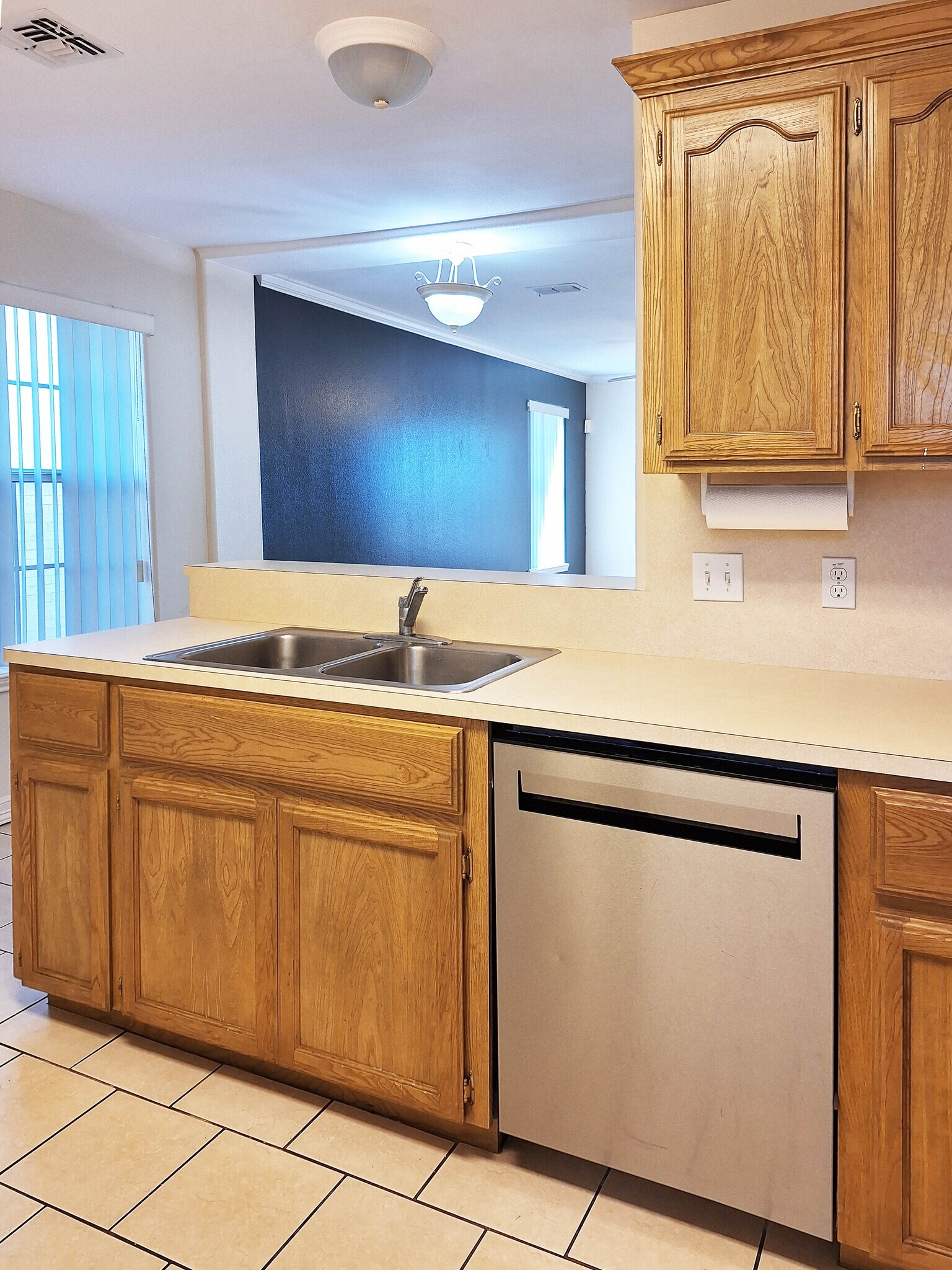 Building Photo - 1905 Maria Isabel Dr