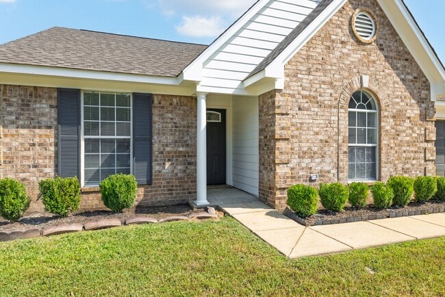 Building Photo - Recently renovated 3 bedroom, 2 bathroom h...
