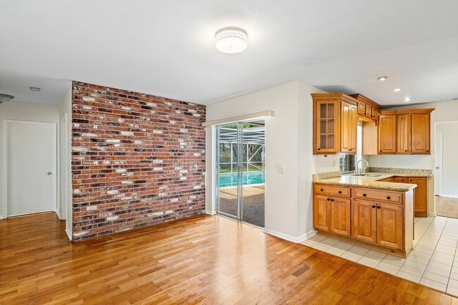 Building Photo - 931 NW 9th Ct