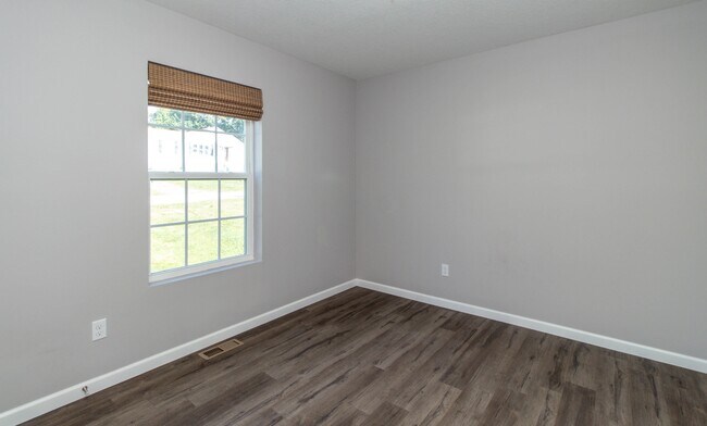 Building Photo - 524 Midlake Dr NE