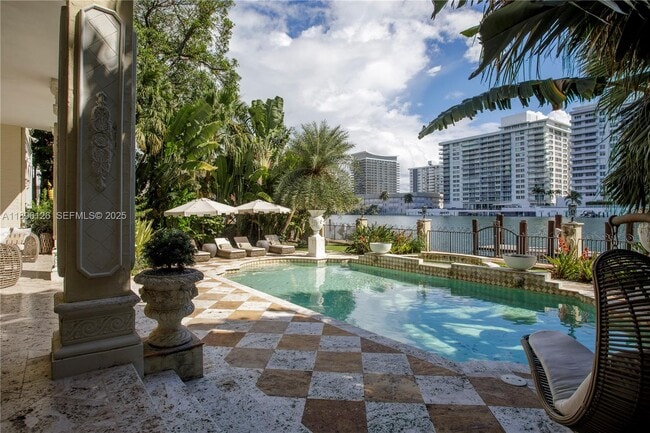 Building Photo - 5801 Pine Tree Dr