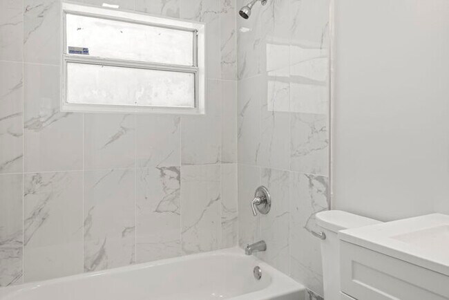Building Photo - Home For Rent in St Petersburg!