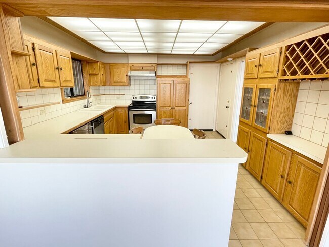 Building Photo - Beautiful Golden Gate Heights 5 Bed/3.5 Bath Home w/Amazing Views