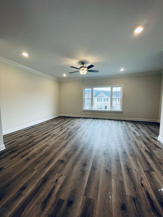 Building Photo - End Unit Townhouse for Rent