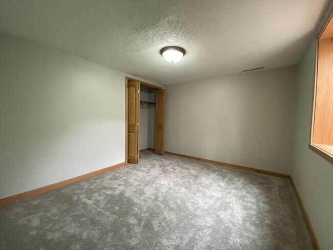 Building Photo - 4 Bedroom Townhome by Moorhead High School!