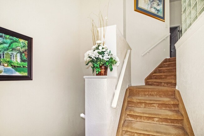 Building Photo - Triano Seasonal Condo for Rent