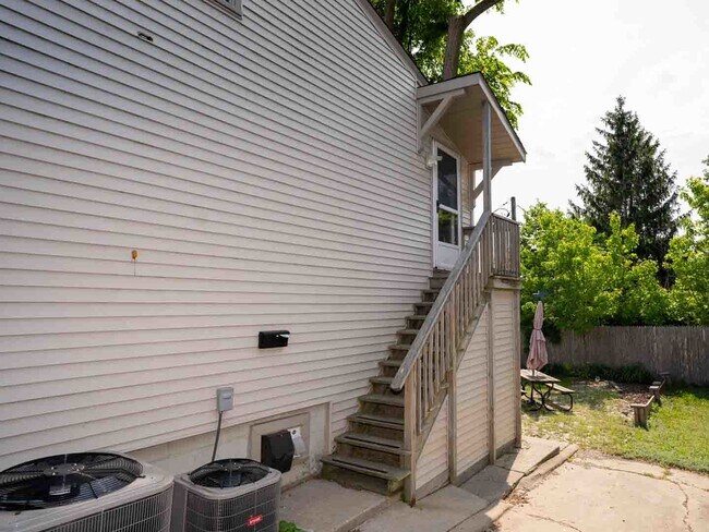 Building Photo - 914 N Lake St